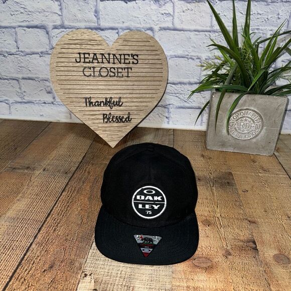 Oakley ‘75 Black And White Flat Bill SnapBack One Size Adjustable Hat Cap - Picture 5 of 9